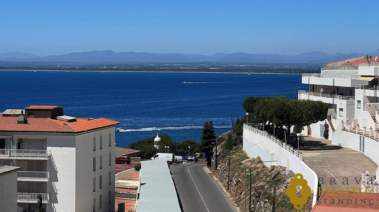 Bonito apartamento con vista al mar en venta en Rosas