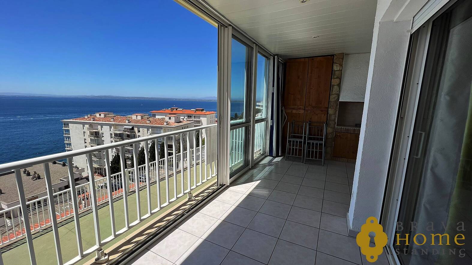 Bonito apartamento con vista al mar en venta en Rosas
