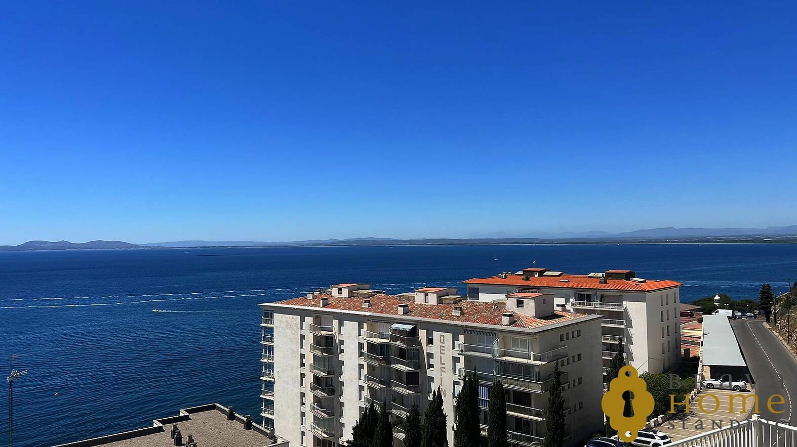 Bonito apartamento con vista al mar en venta en Rosas
