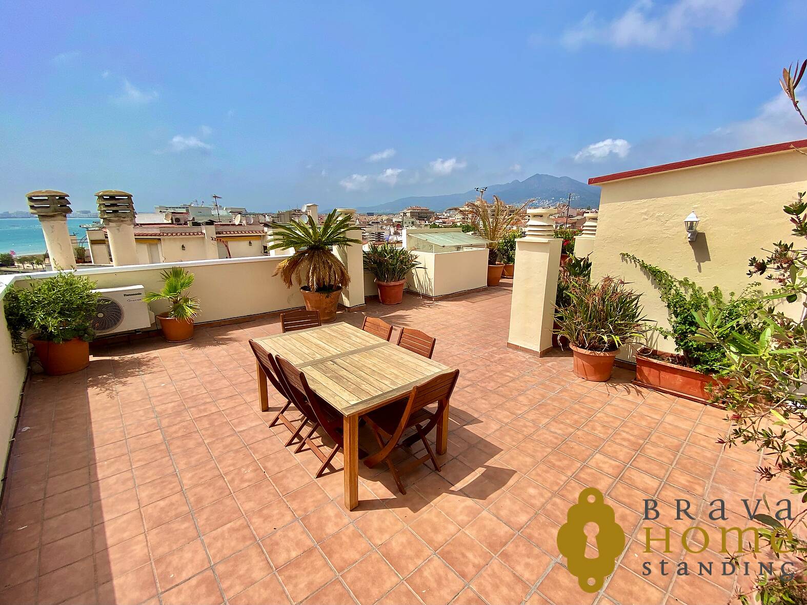 Magnifico atico con vistas al mar en venta en Rosas