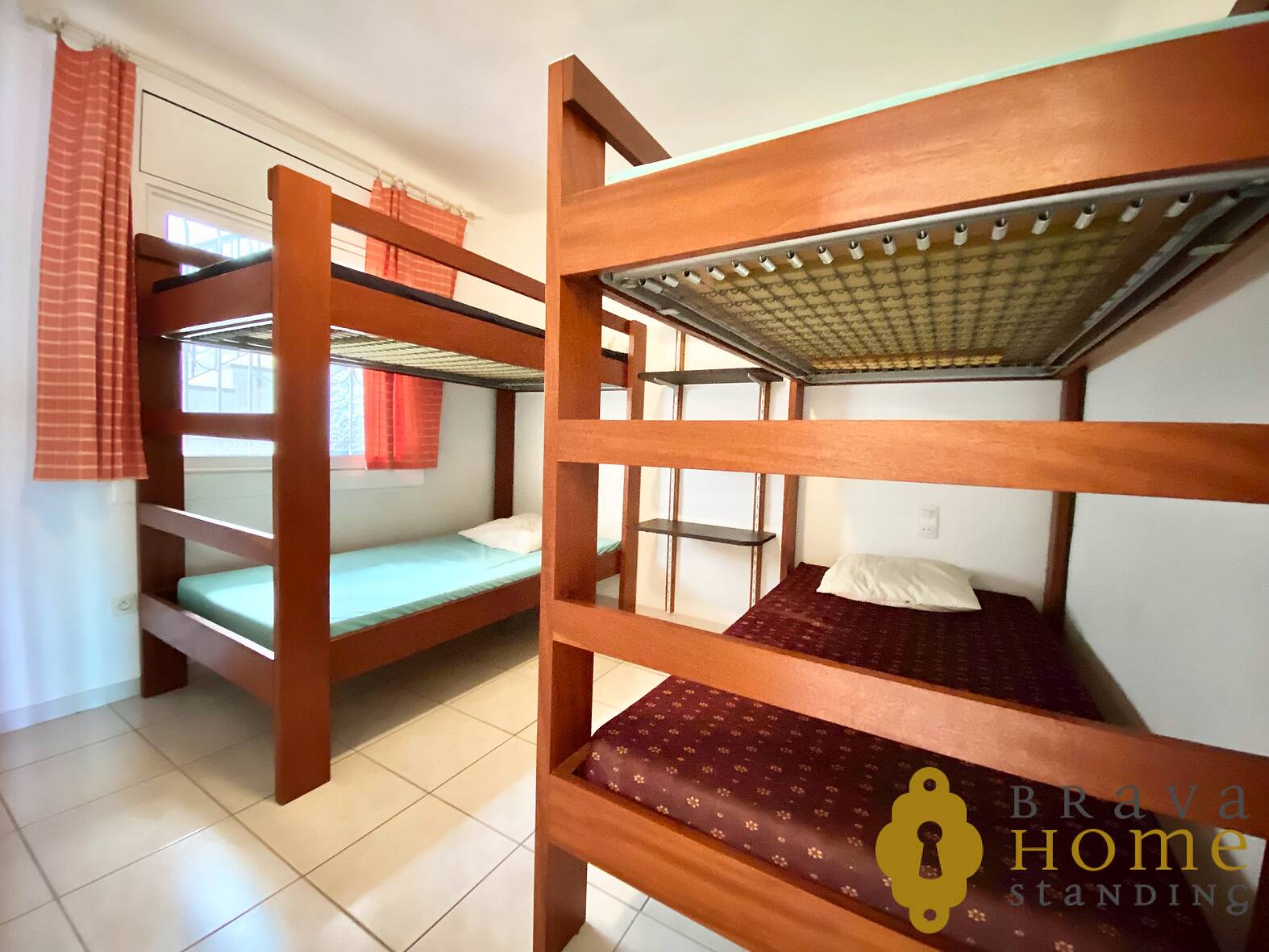 Bonito apartamento con vista al mar en venta en Rosas