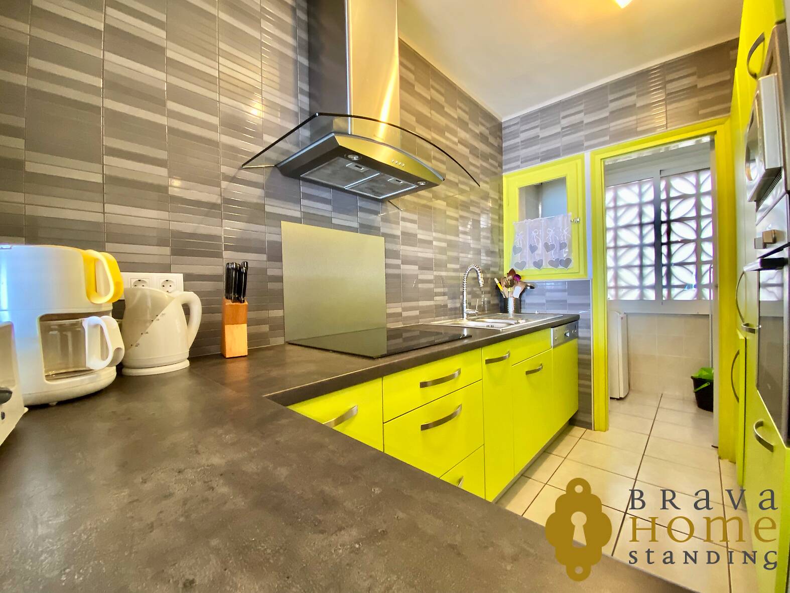 Bonito apartamento con vista al mar en venta en Rosas