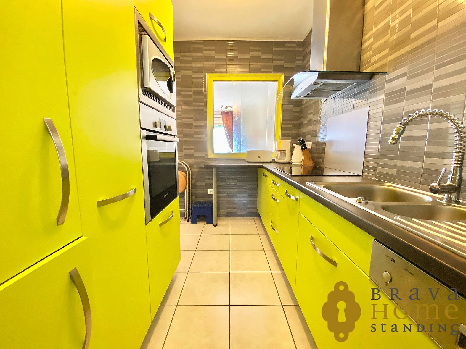 Bonito apartamento con vista al mar en venta en Rosas