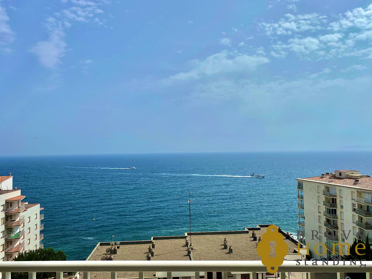 Bonito apartamento con vista al mar en venta en Rosas