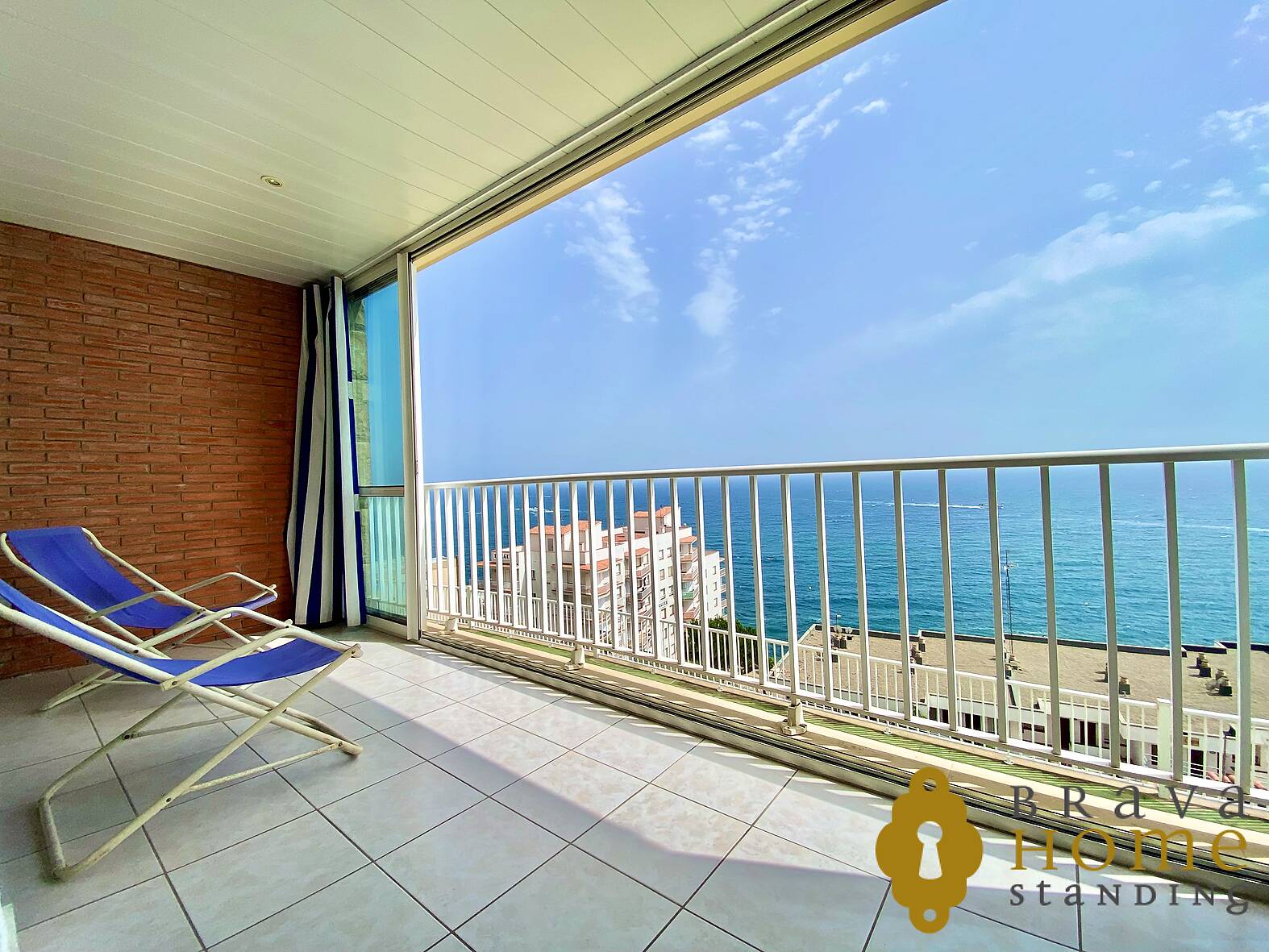 Bonito apartamento con vista al mar en venta en Rosas