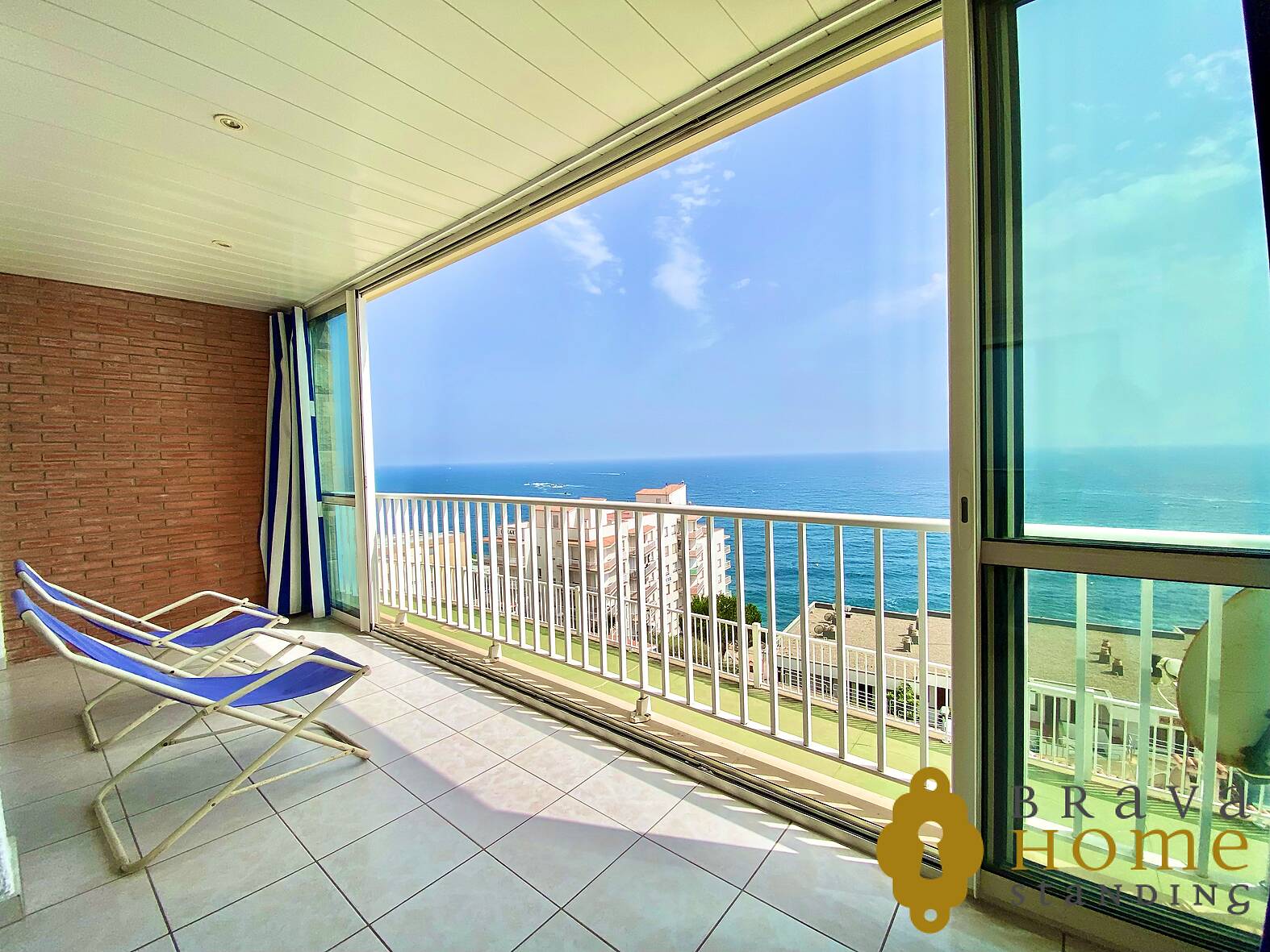 Bonito apartamento con vista al mar en venta en Rosas