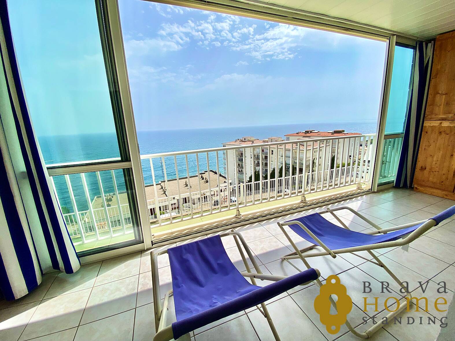 Bonito apartamento con vista al mar en venta en Rosas
