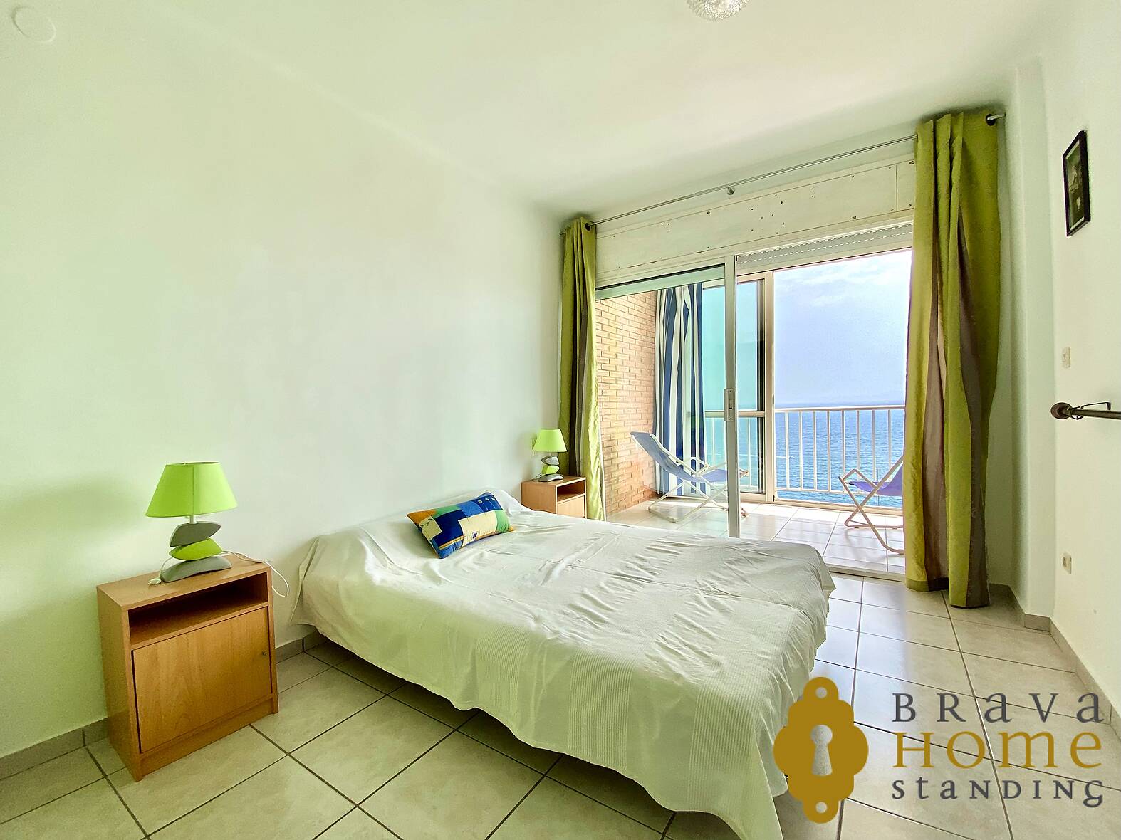 Bonito apartamento con vista al mar en venta en Rosas