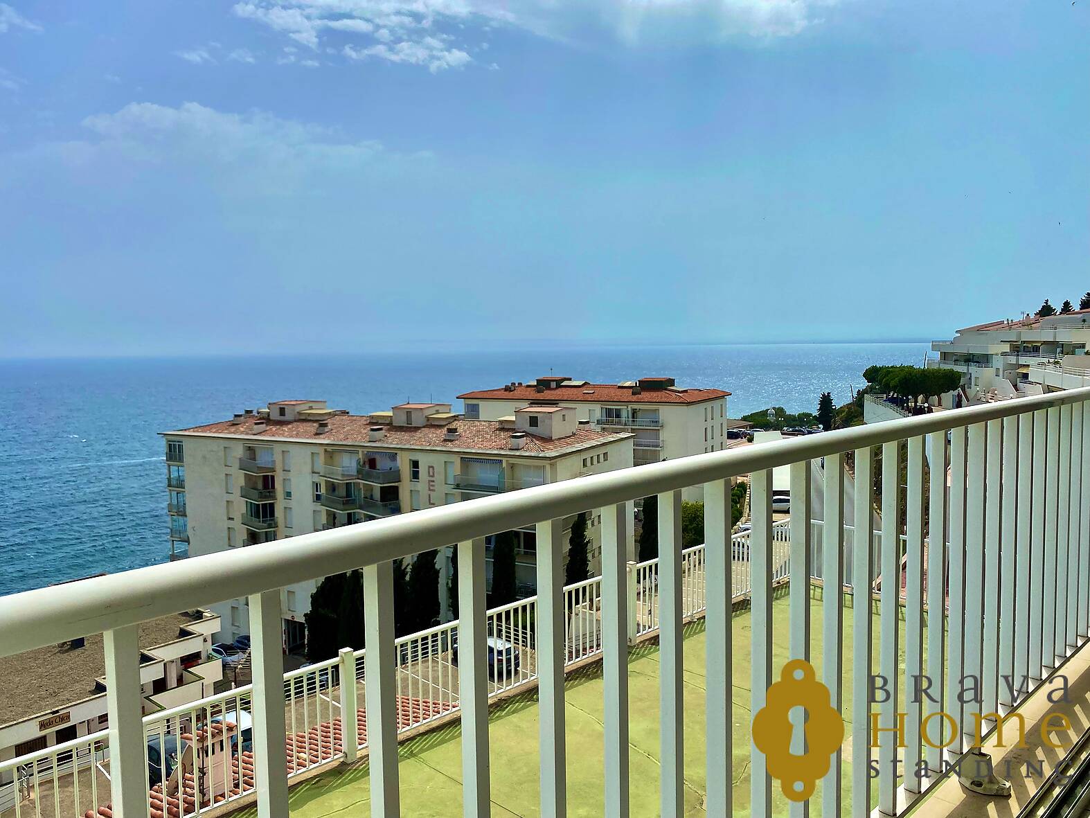 Bonito apartamento con vista al mar en venta en Rosas