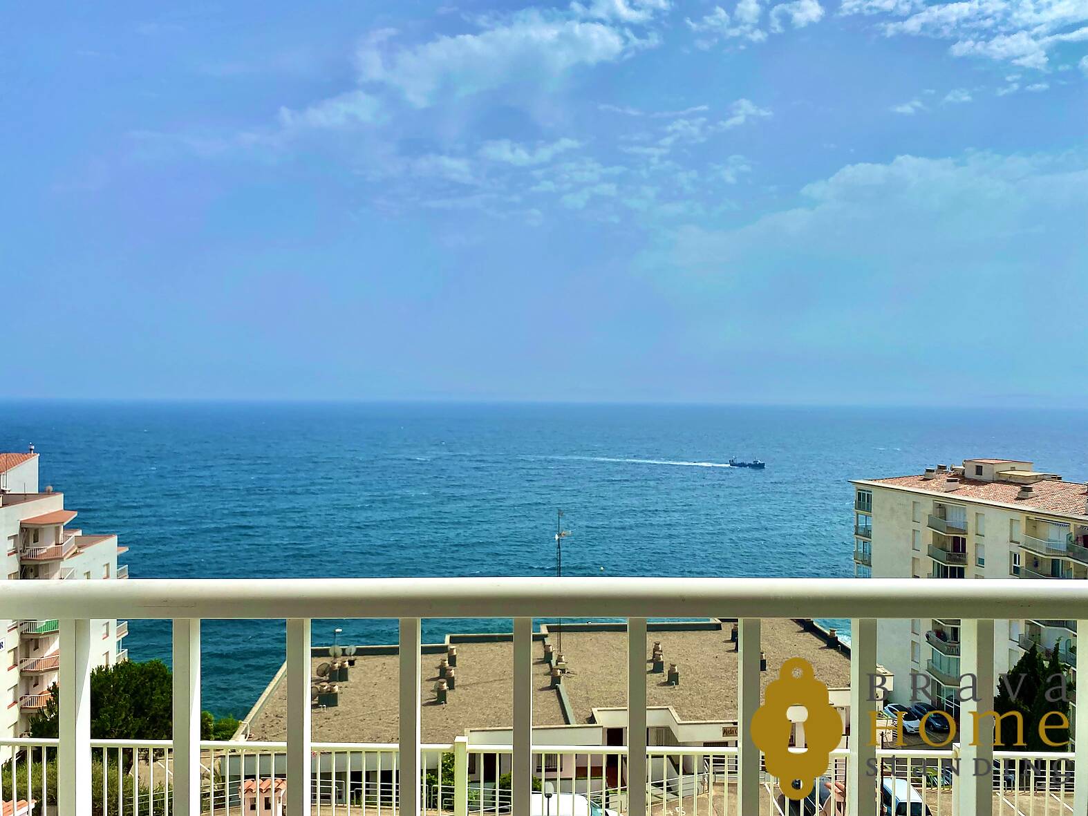 Bonito apartamento con vista al mar en venta en Rosas