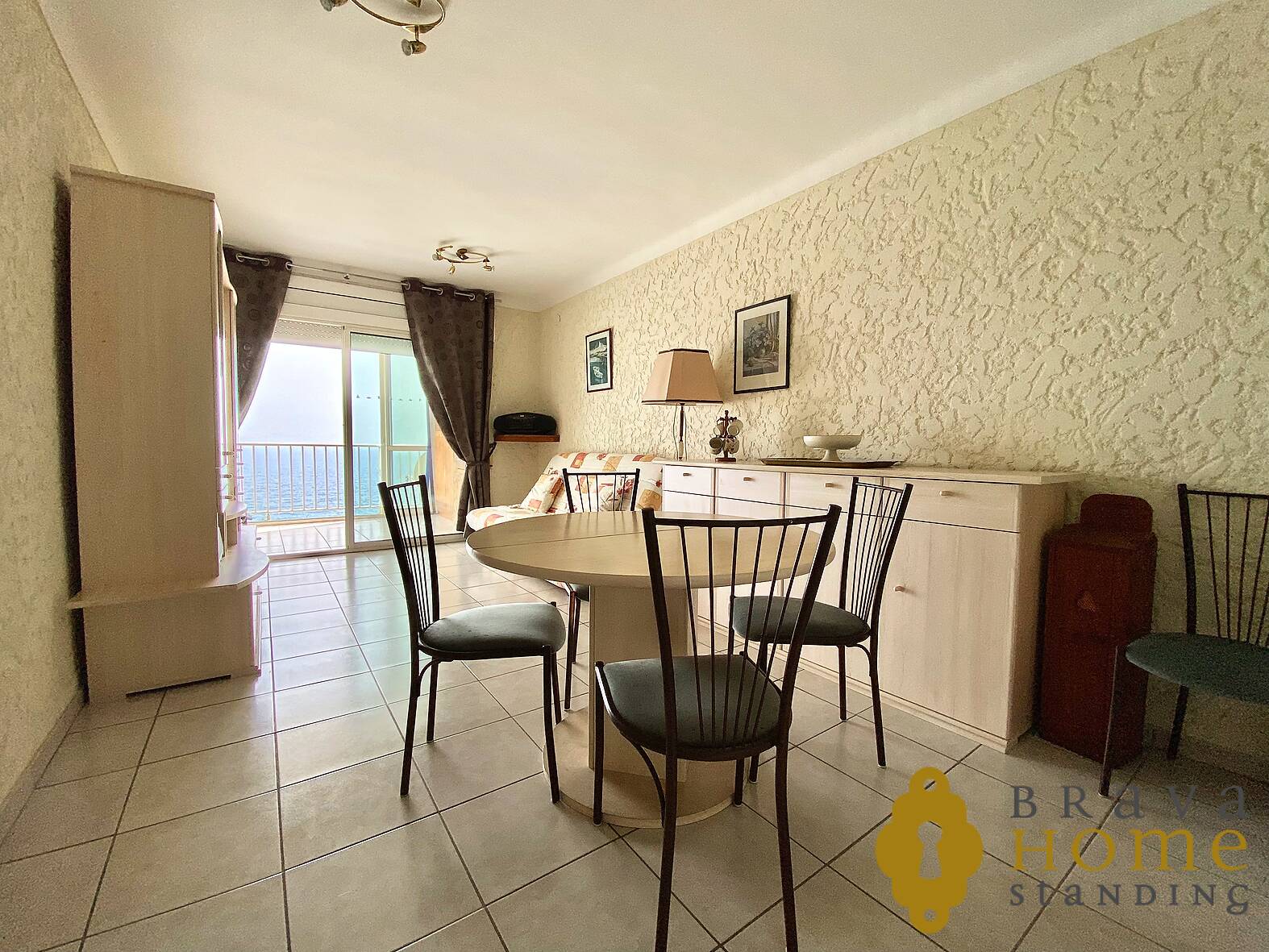 Bonito apartamento con vista al mar en venta en Rosas