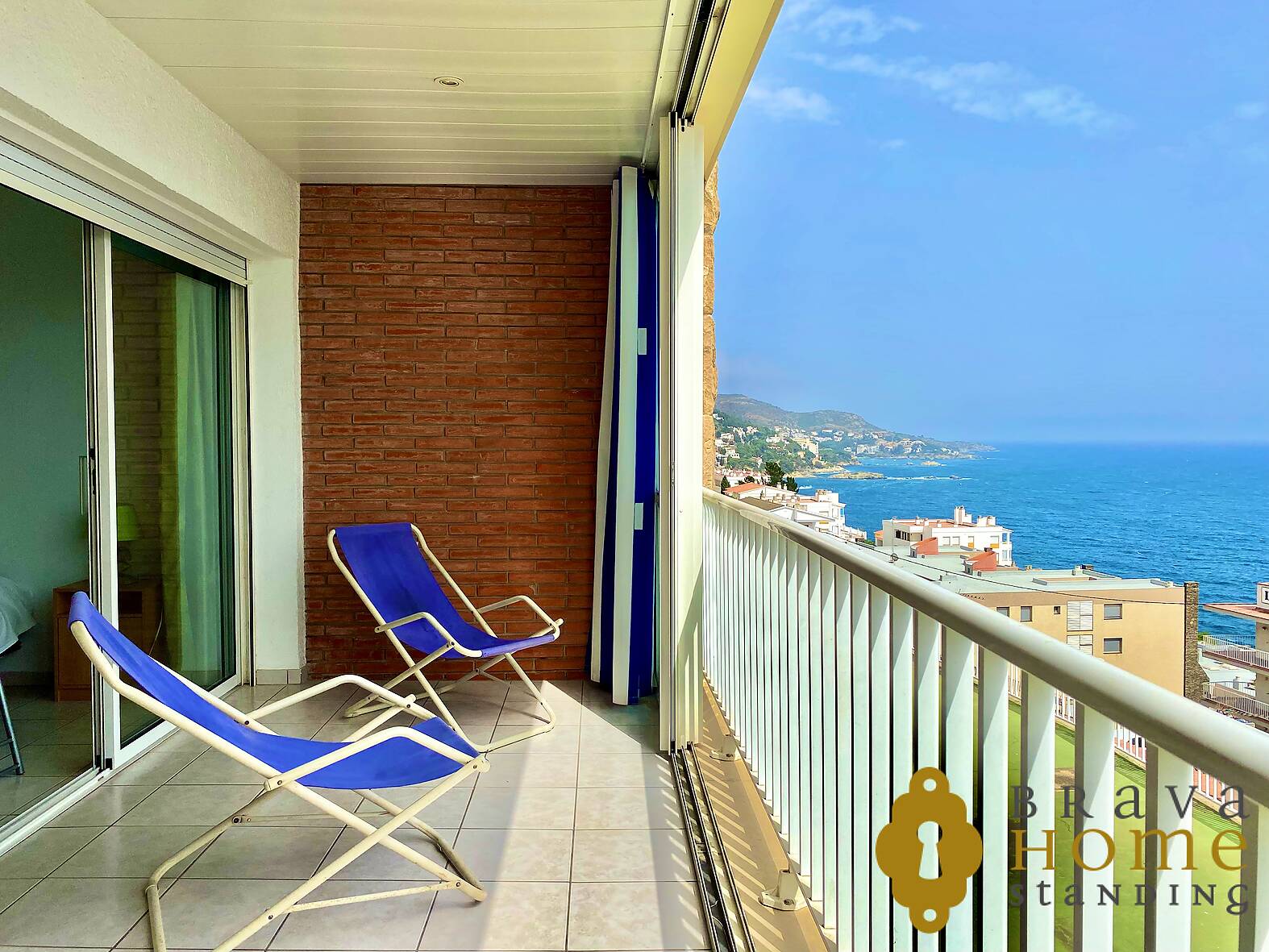 Bonito apartamento con vista al mar en venta en Rosas