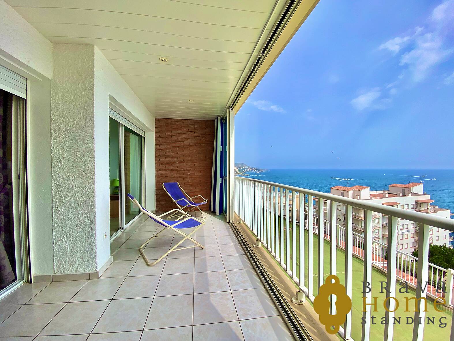 Bonito apartamento con vista al mar en venta en Rosas