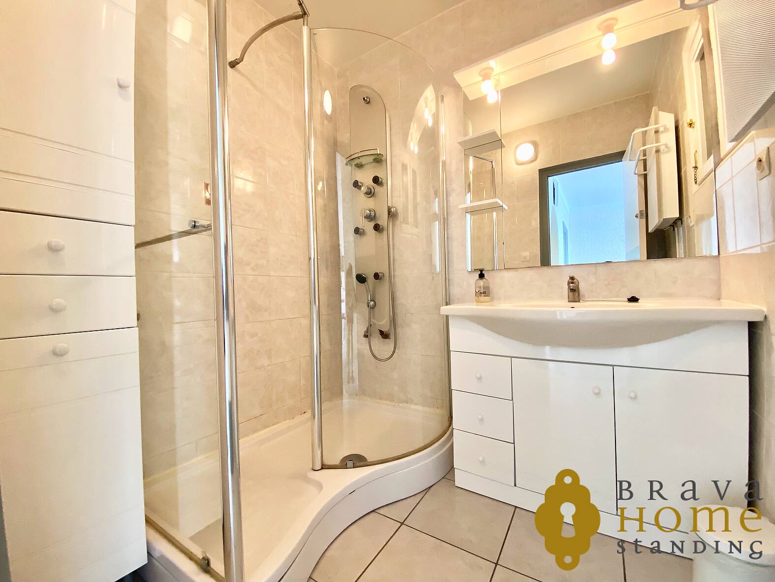 Bonito apartamento con vista al mar en venta en Rosas