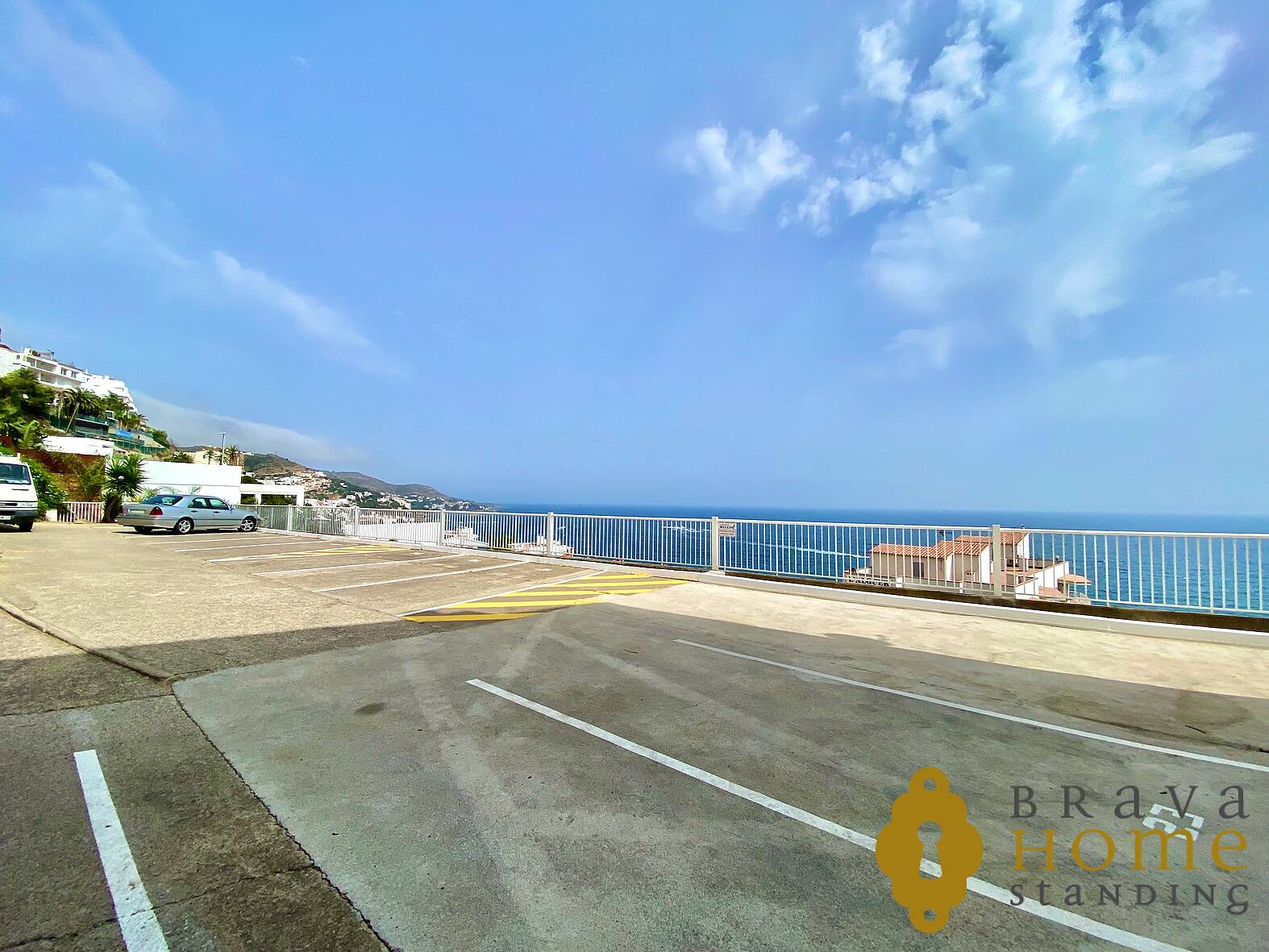 Bonito apartamento con vista al mar en venta en Rosas