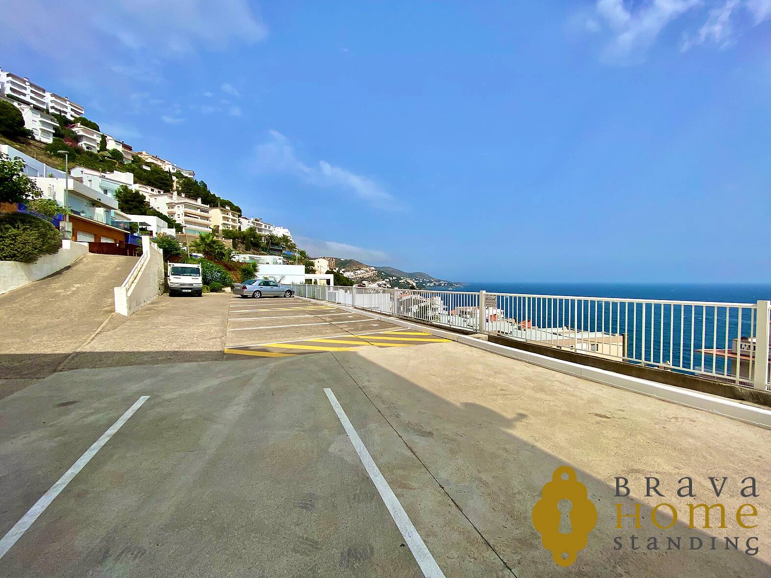 Bonito apartamento con vista al mar en venta en Rosas