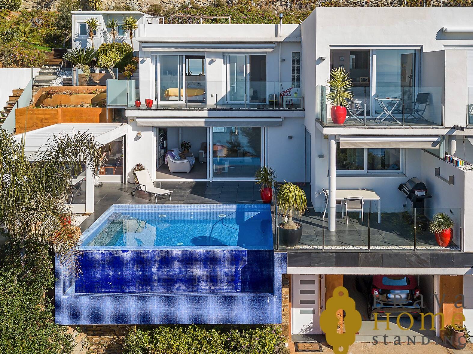 Magnífica casas con vistas al mar y piscina desbordante en Rosas