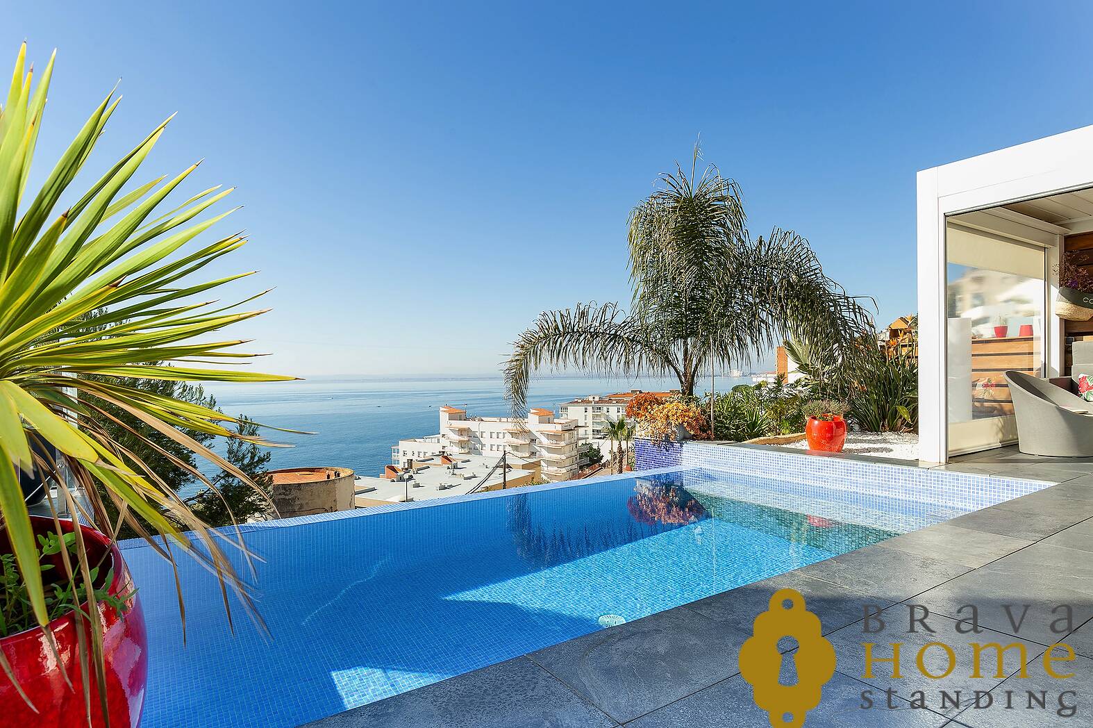 Magnífica casas con vistas al mar y piscina desbordante en venta en Rosas