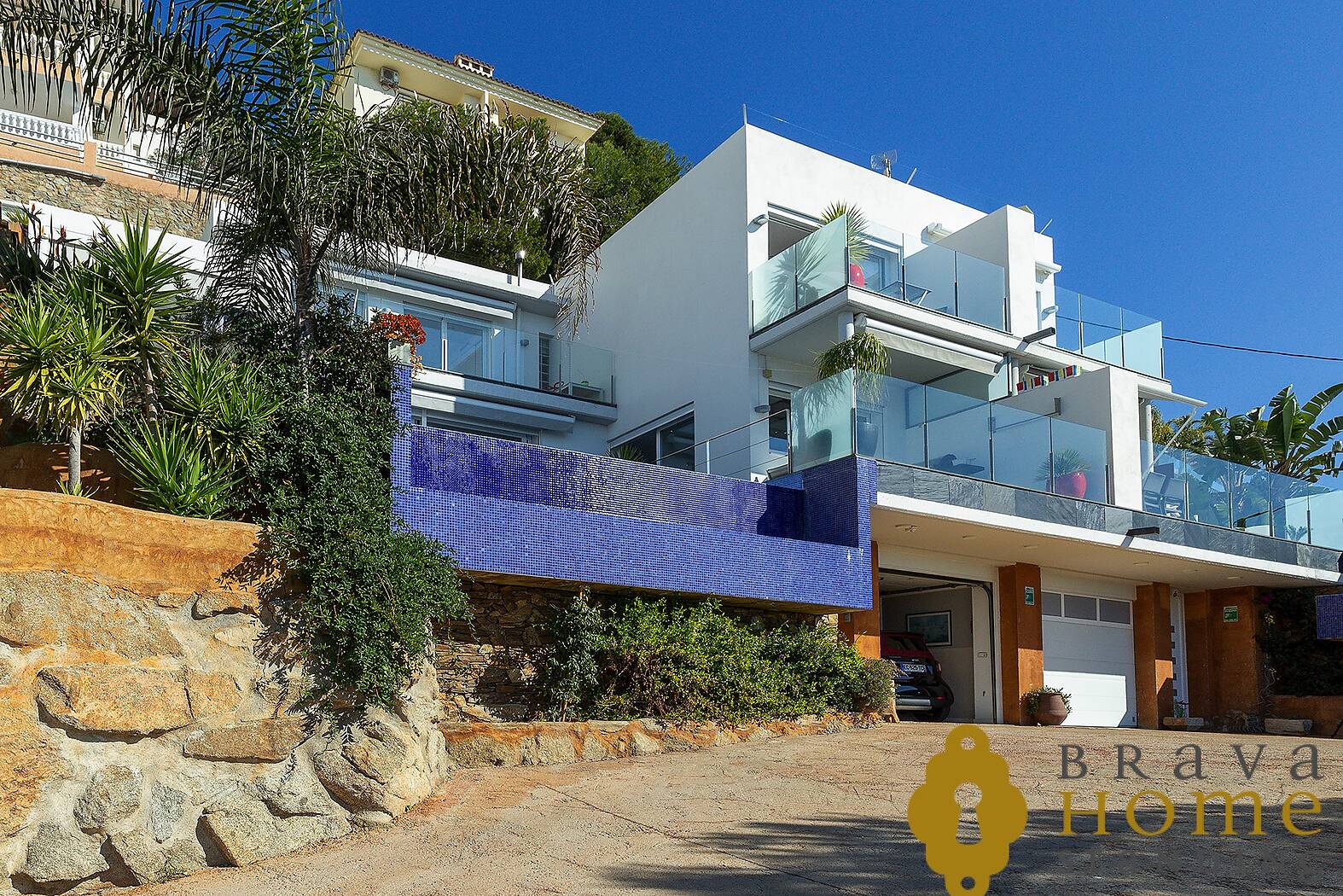 Magnífica casas con vistas al mar y piscina desbordante en Rosas