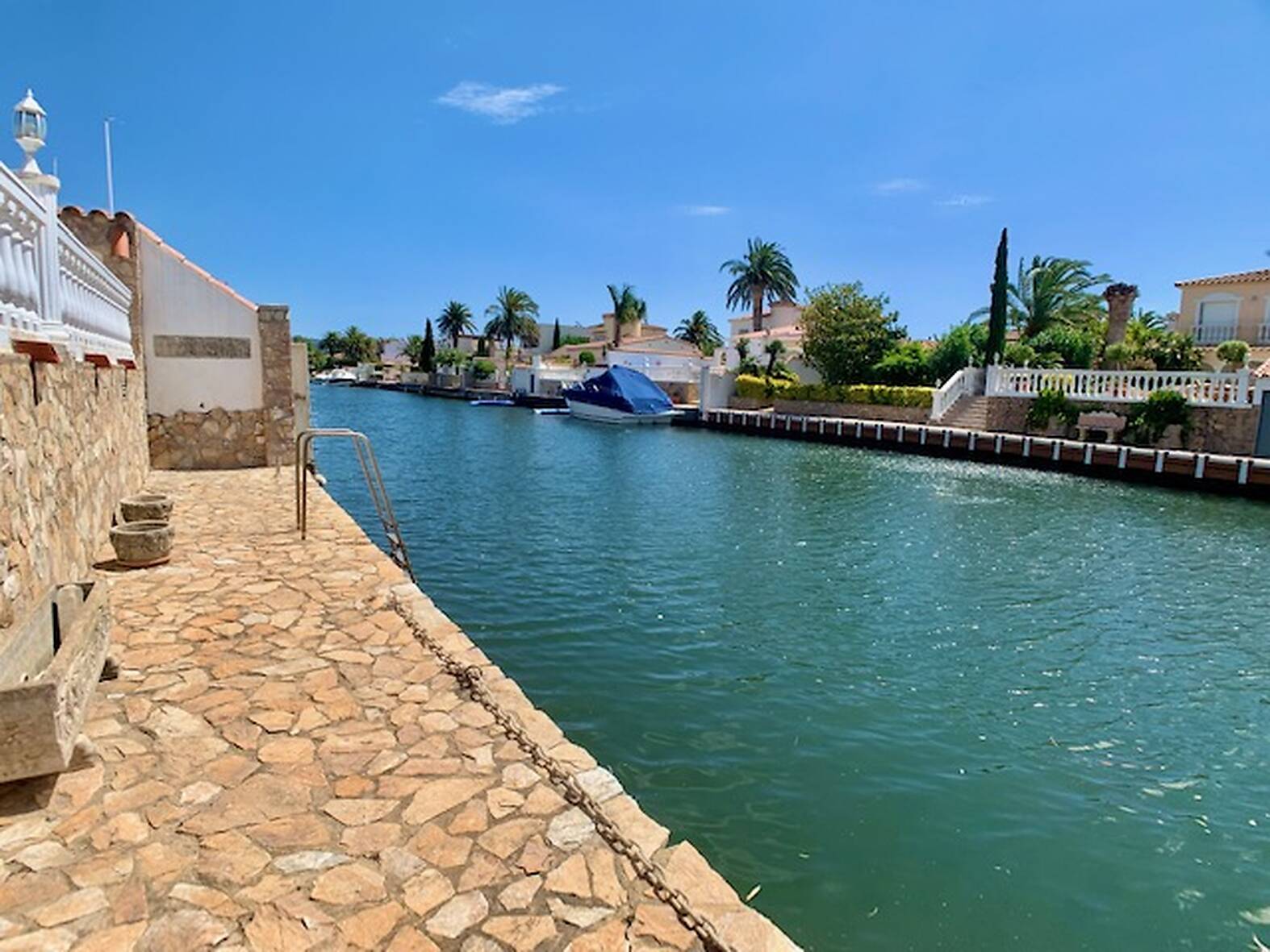 Beautiful house with swimming pool and mooring of 24m for sale Empuriabrava