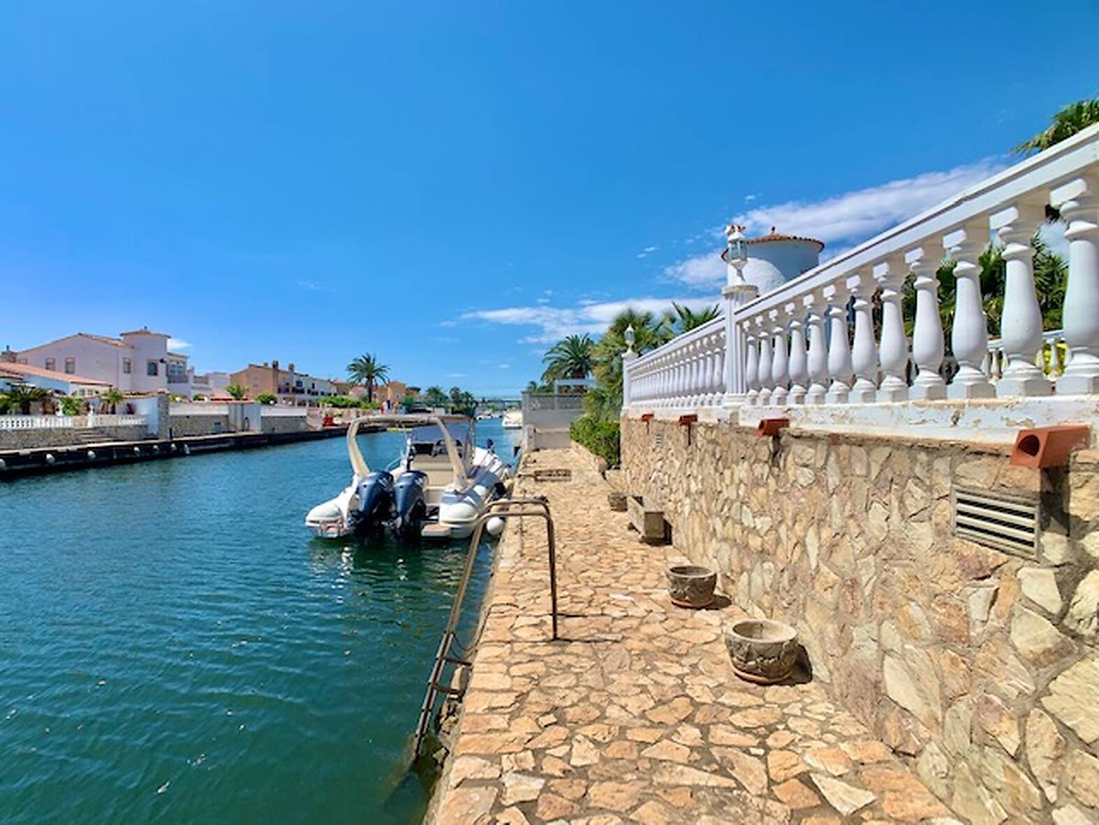 Preciosa casa amb piscina i amarratge de 24m en venda Empuriabrava