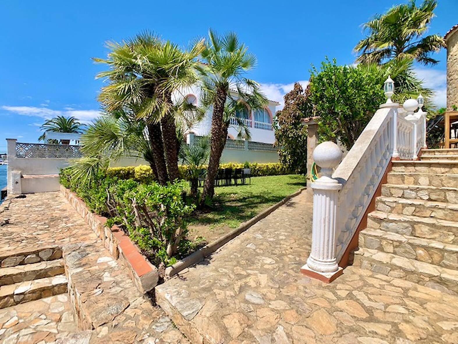 Beautiful house with swimming pool and mooring of 24m for sale Empuriabrava