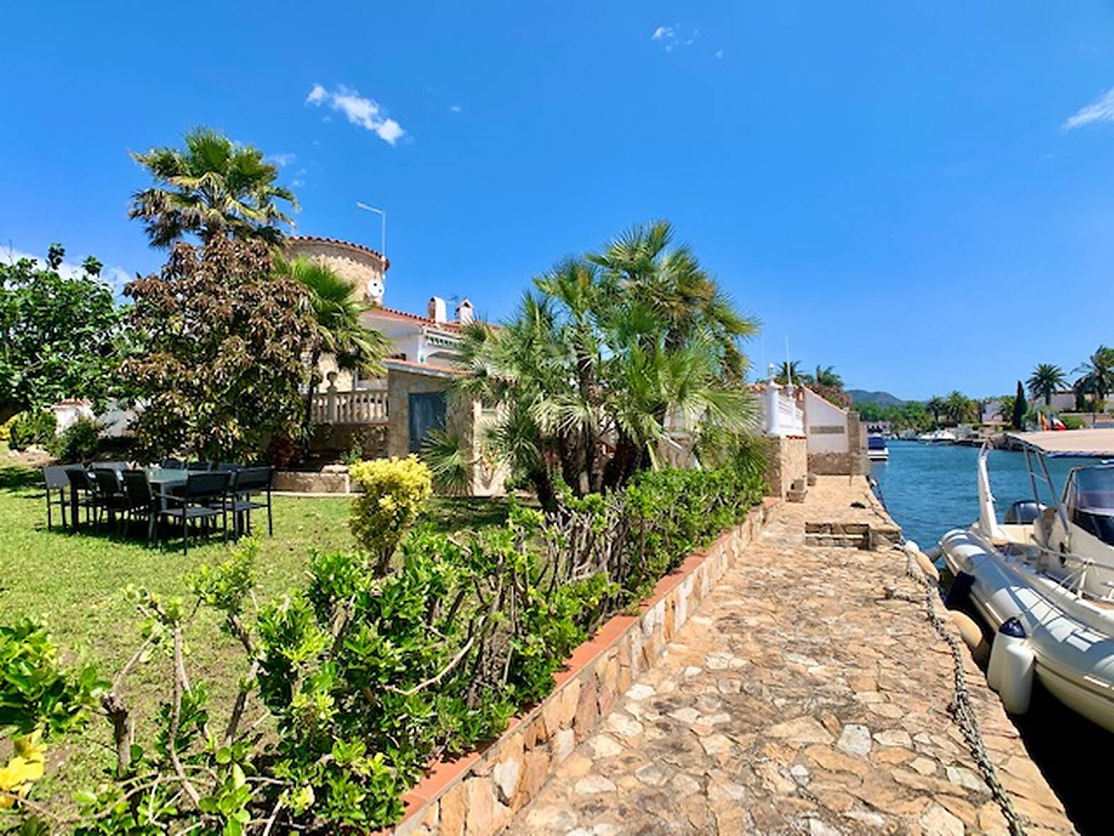 Preciosa casa amb piscina i amarratge de 24m en venda Empuriabrava