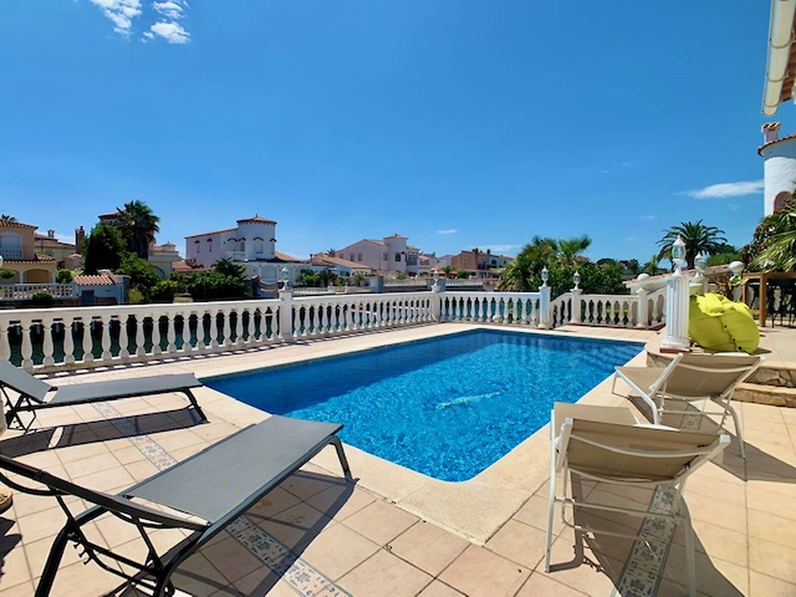 Belle maison avec piscine et amarre de 24m en vente Empuriabrava