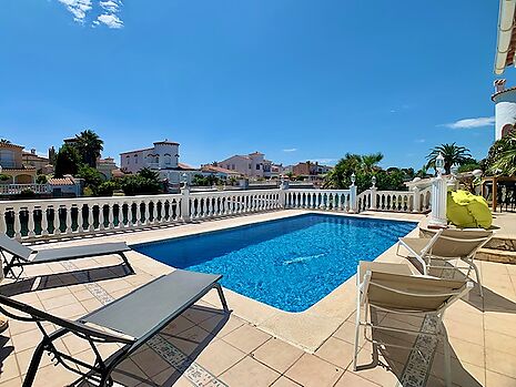 Beautiful house with swimming pool and mooring of 24m for sale Empuriabrava