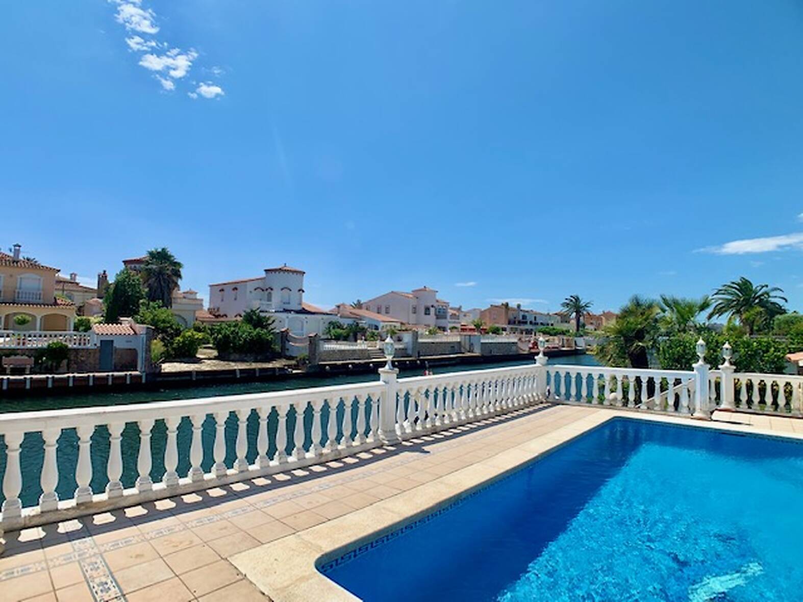 Beautiful house with swimming pool and mooring of 24m for sale Empuriabrava