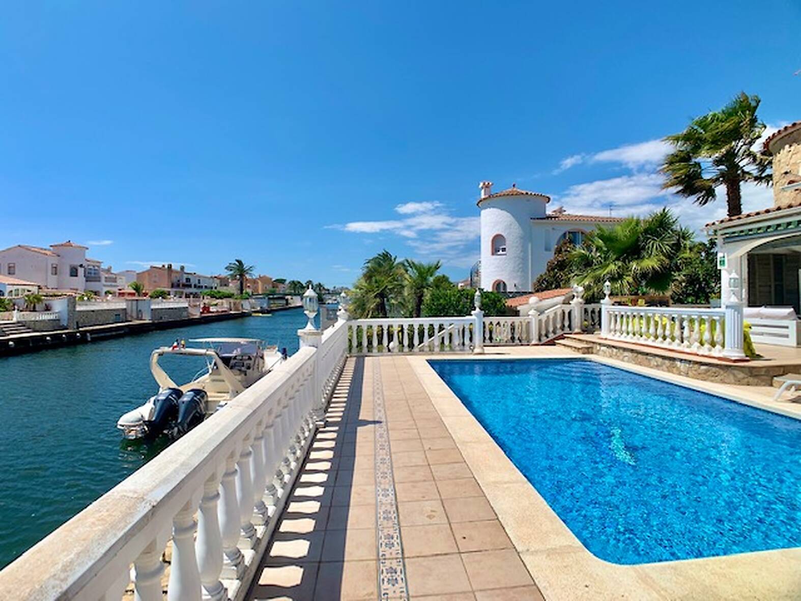 Preciosa casa con piscina y amarre de 24m en venta Empuriabrava