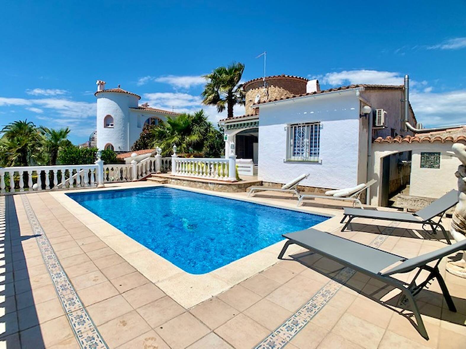 Beautiful house with swimming pool and mooring of 24m for sale Empuriabrava