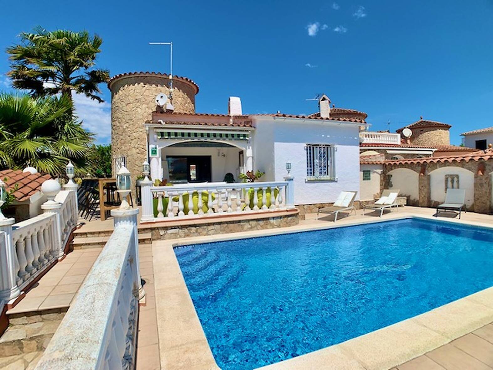 Belle maison avec piscine et amarre de 24m en vente Empuriabrava