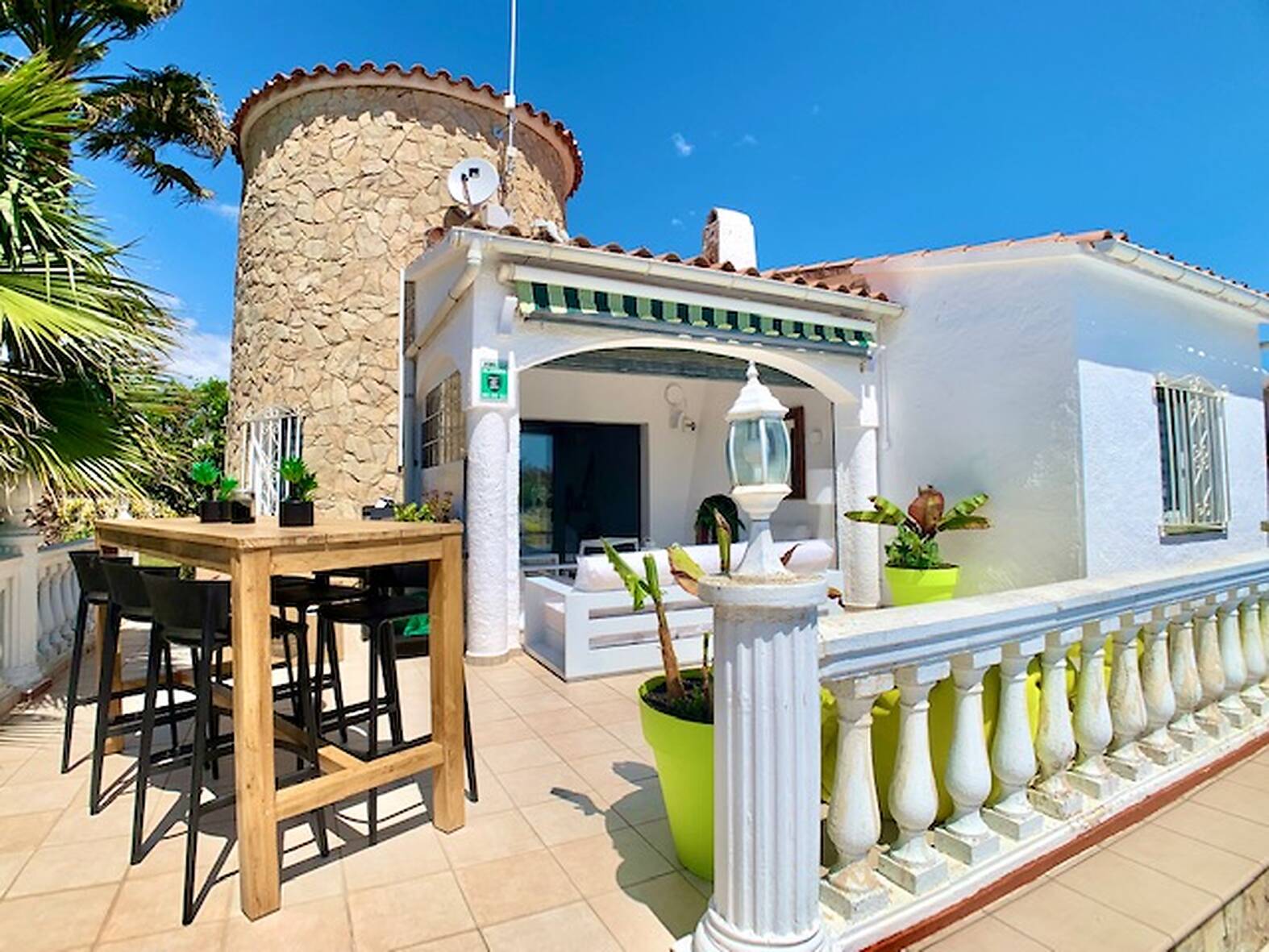 Beautiful house with swimming pool and mooring of 24m for sale Empuriabrava