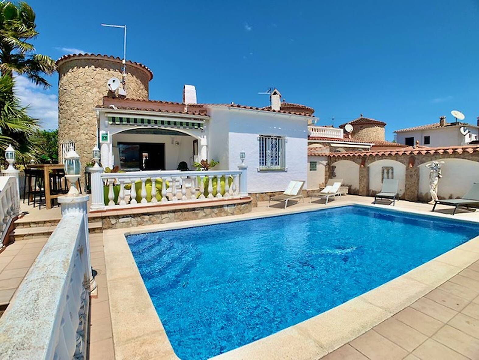 Belle maison avec piscine et amarre de 24m en vente Empuriabrava