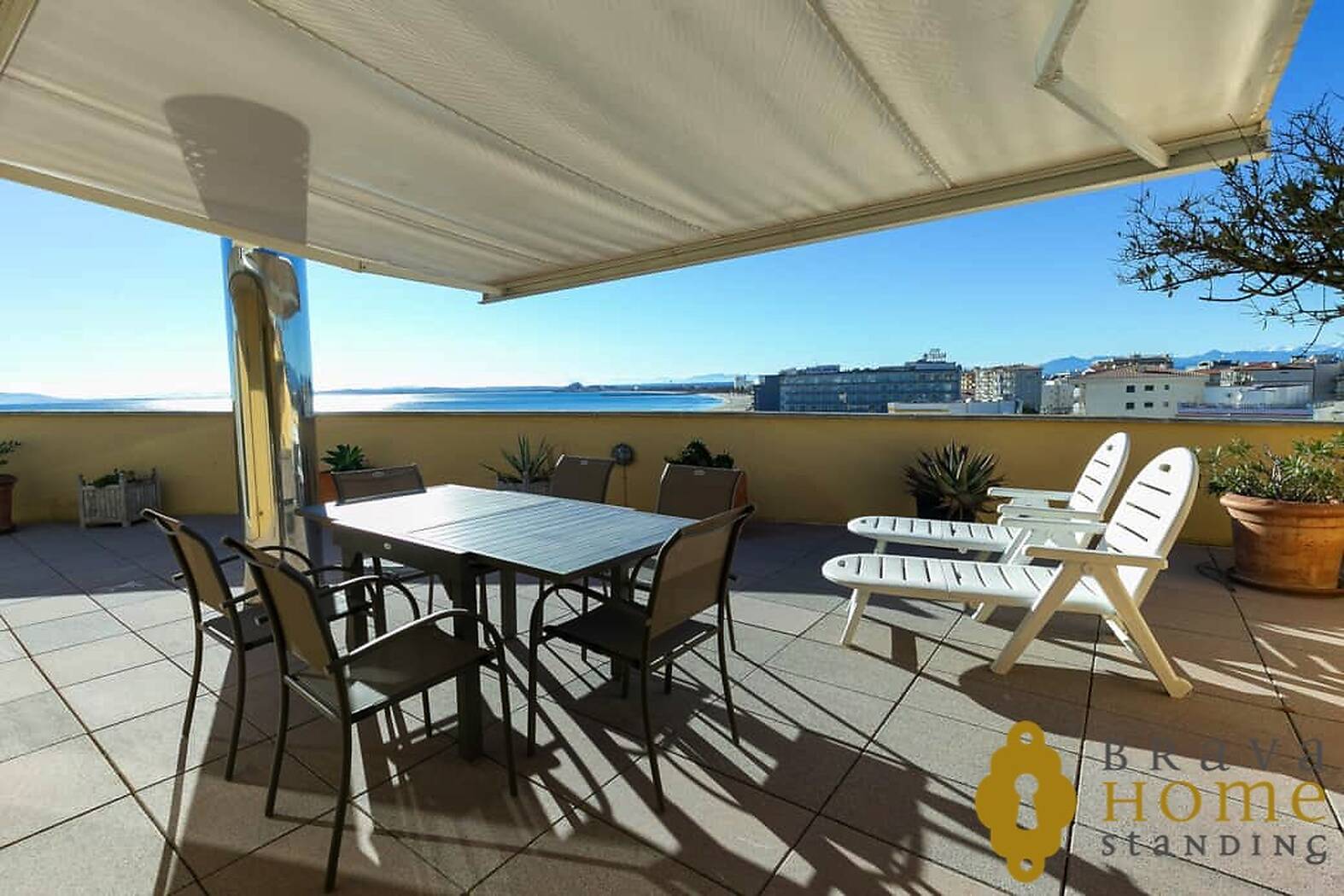 Apartamento en 1era línea de mar con terraza de 70 m2 en venta Rosas
