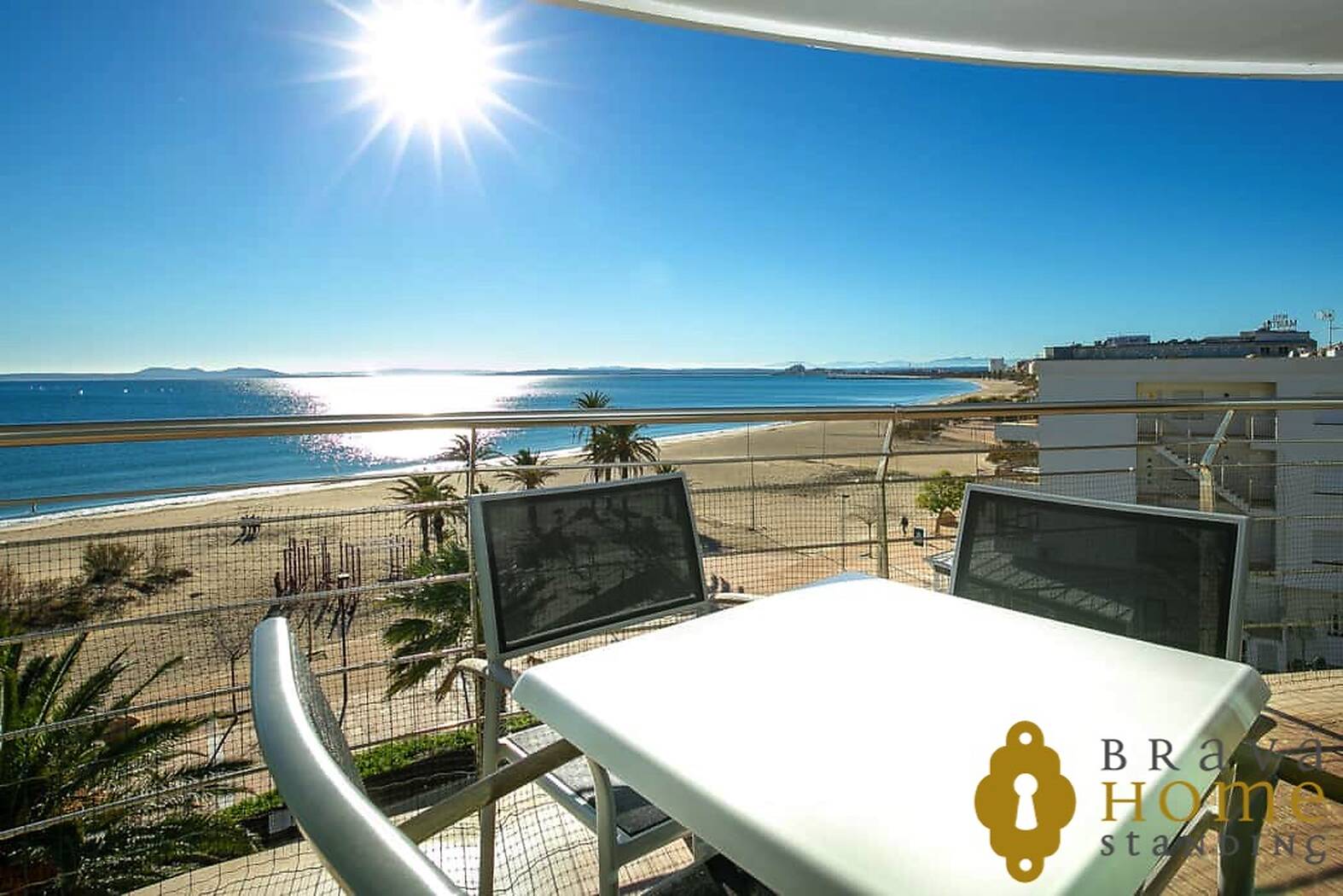 Beachfront apartment with a terrace of 70 m2 for sale in Rosas