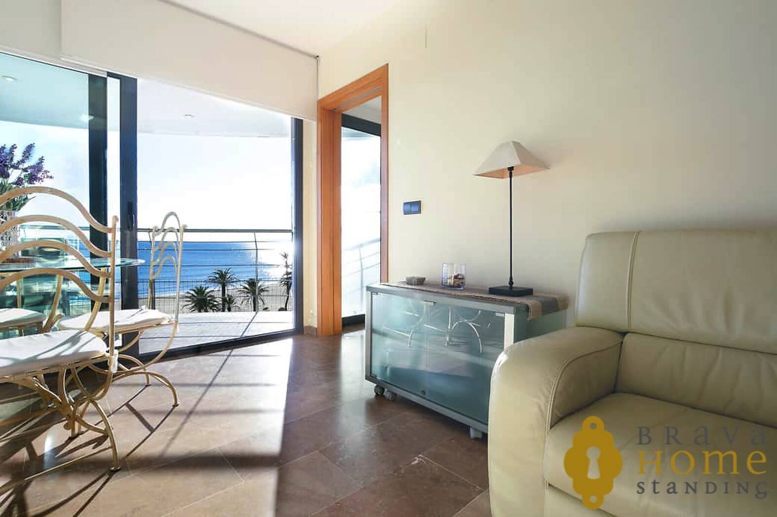 Apartamento en 1era línea de mar con terraza de 70 m2 en venta Rosas