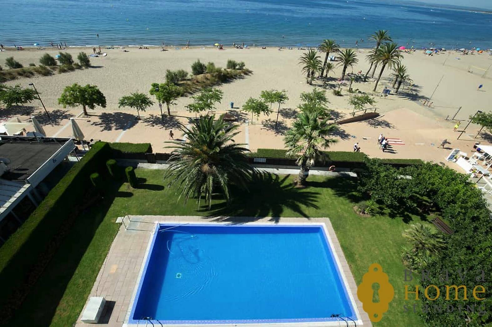 Beachfront apartment with a terrace of 70 m2 for sale in Rosas