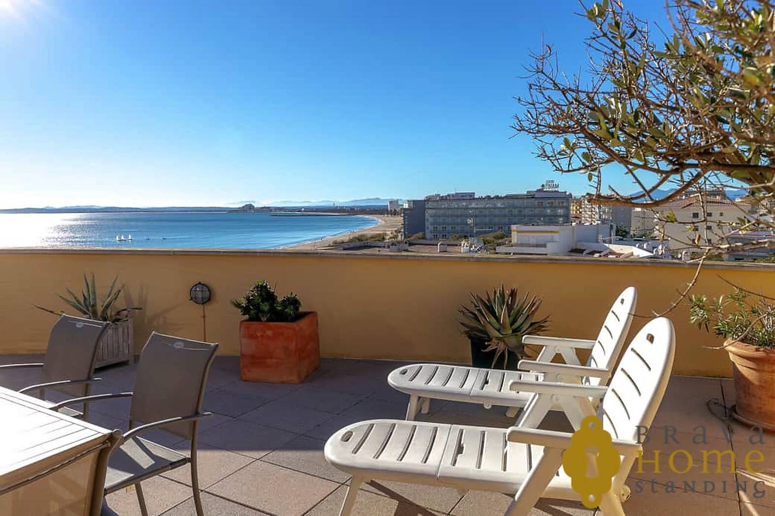 Beachfront apartment with a terrace of 70 m2 for sale in Rosas