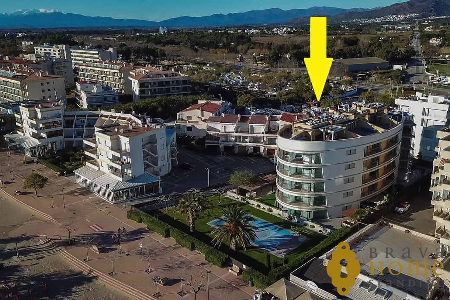 Beachfront apartment with a terrace of 70 m2 for sale in Rosas