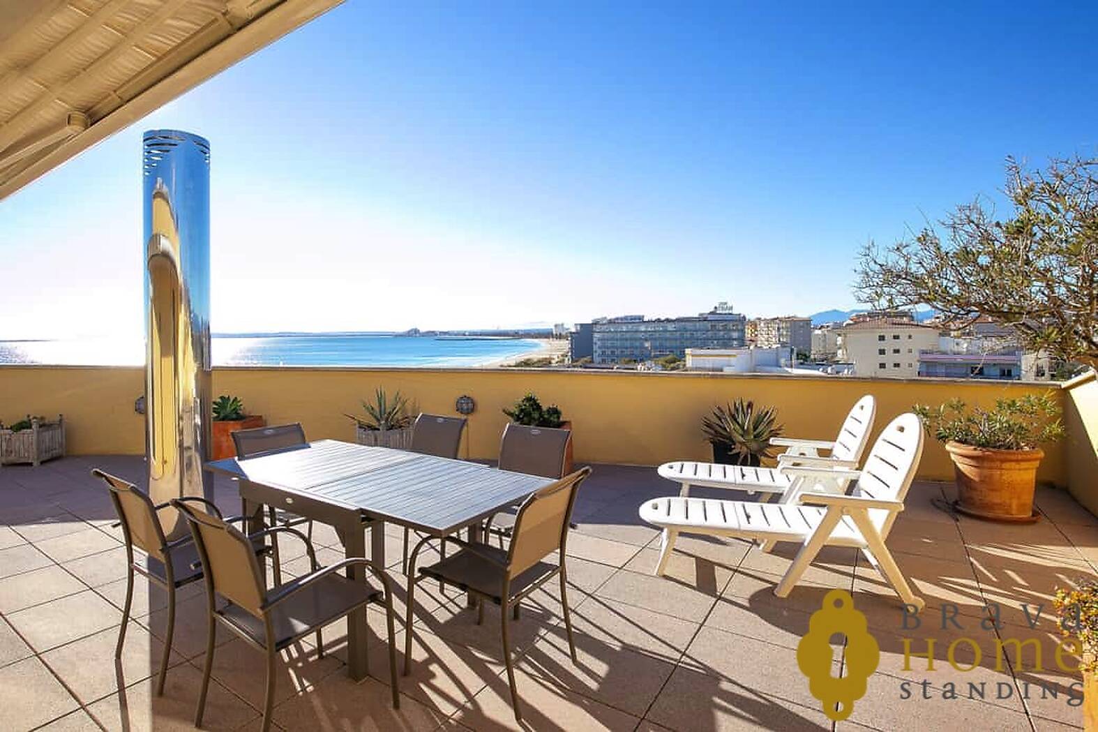 Beachfront apartment with a terrace of 70 m2 for sale in Rosas