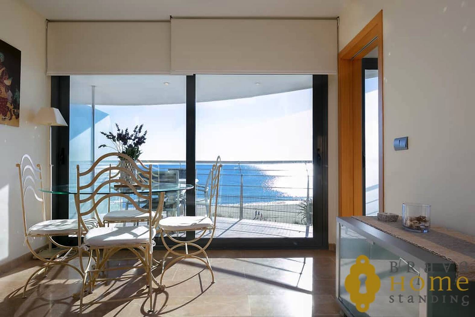 Beachfront apartment with a terrace of 70 m2 for sale in Rosas