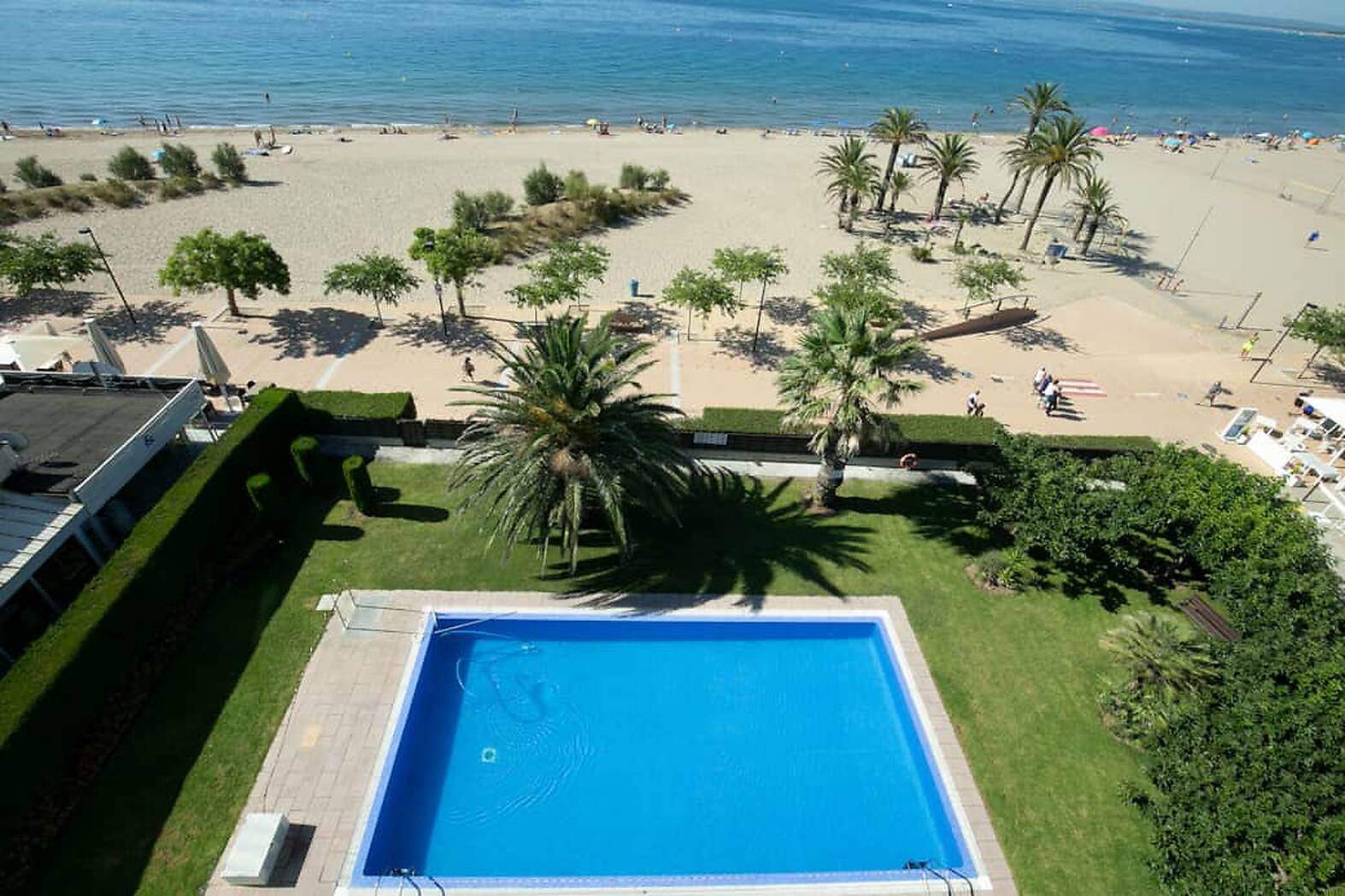Magnificent apartment with sea view facing the promenade of Roses