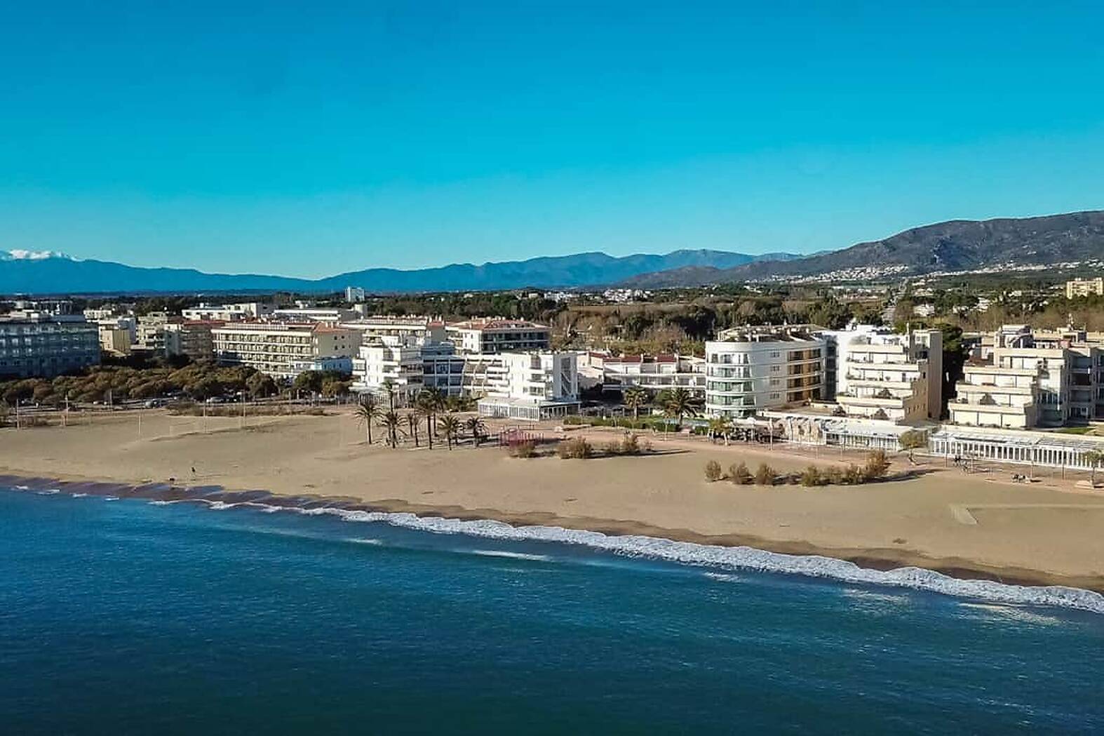 Magnificent apartment with sea view facing the promenade of Roses