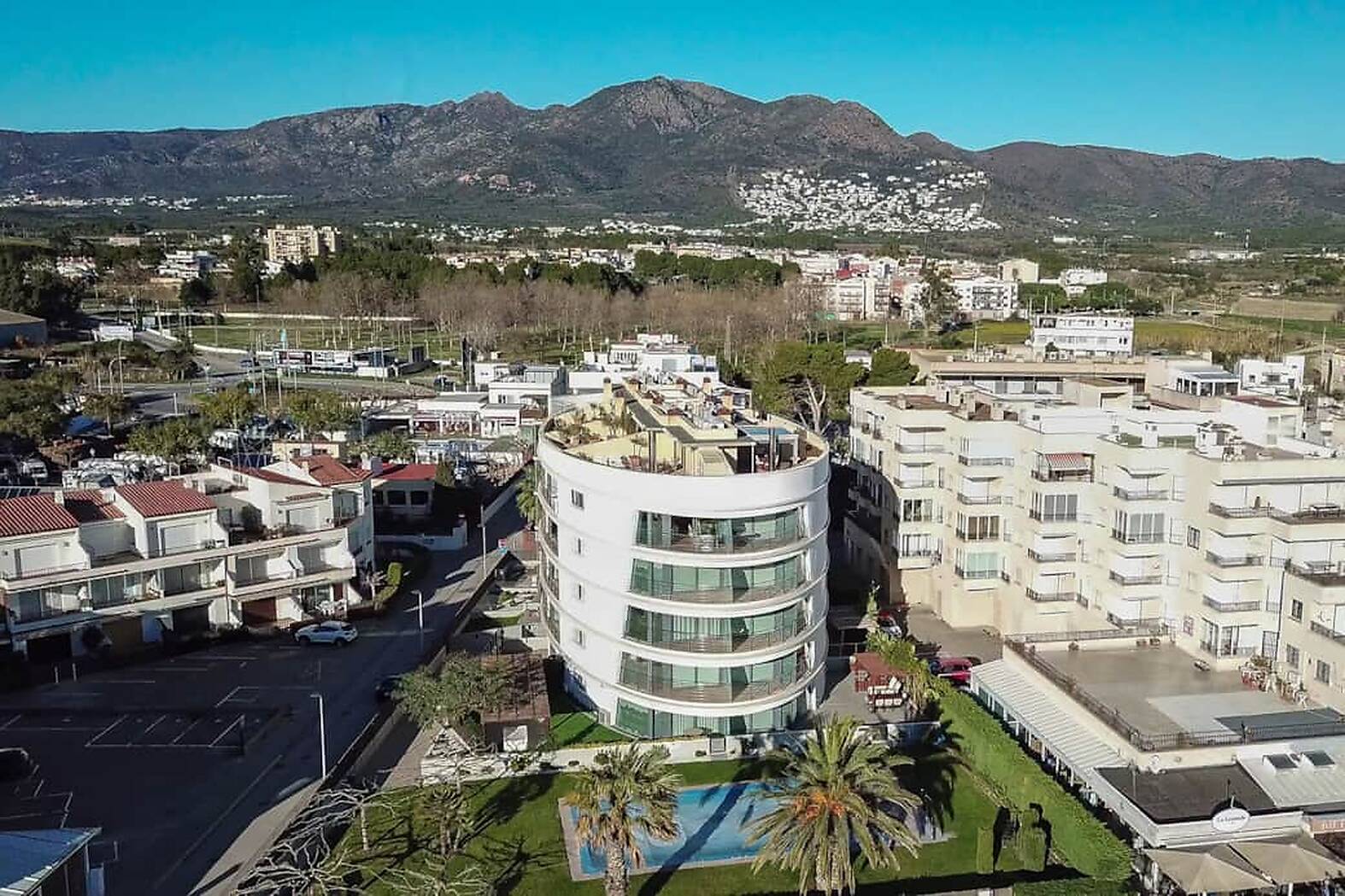 Magnificent apartment with sea view facing the promenade of Roses