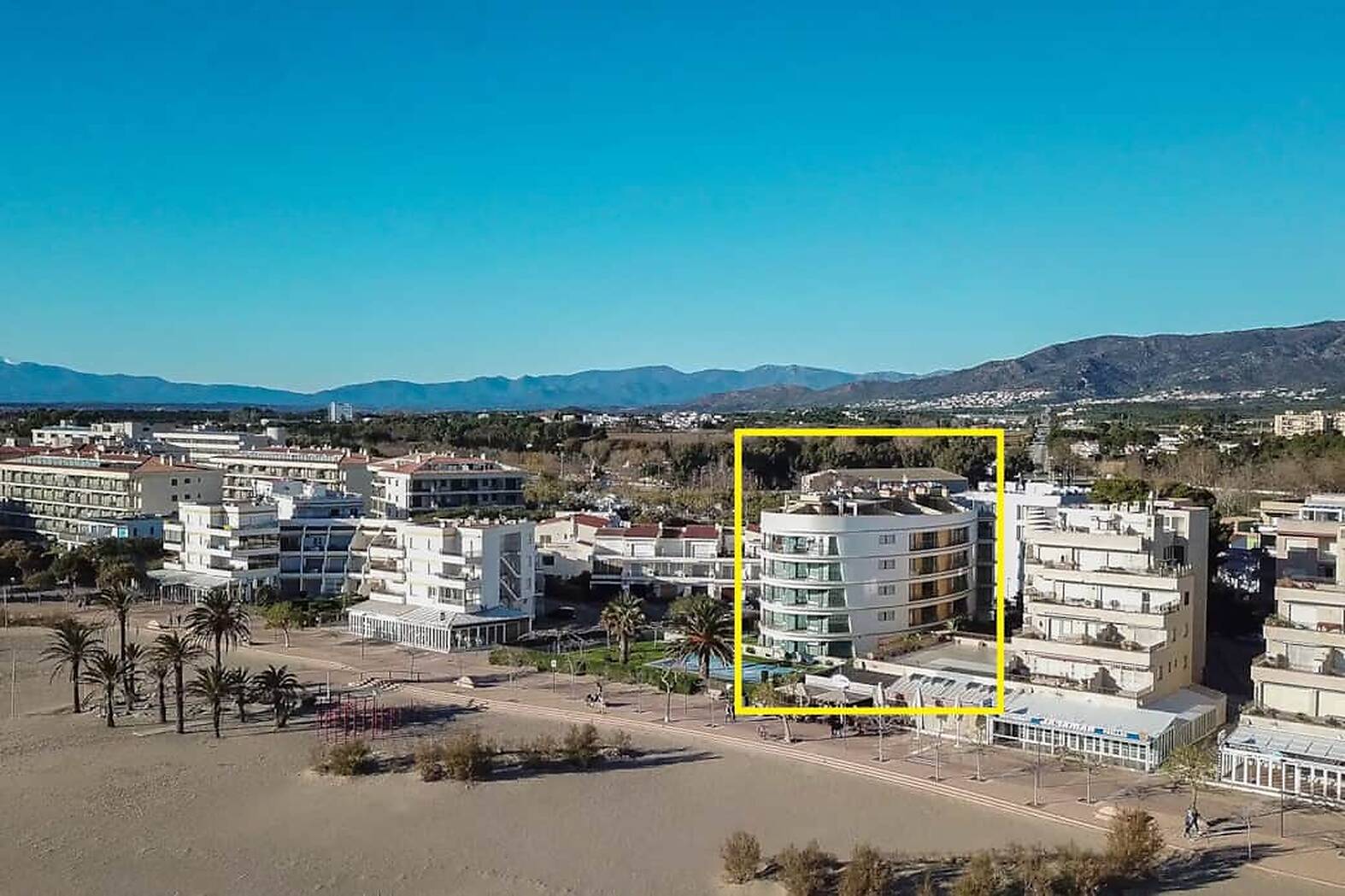 Magnificent apartment with sea view facing the promenade of Roses