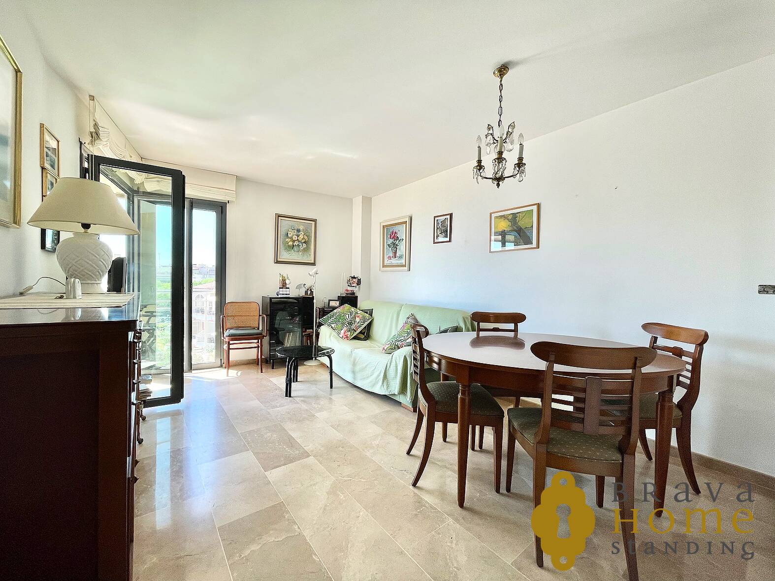 Magnificent apartment with sea view facing the promenade of Roses