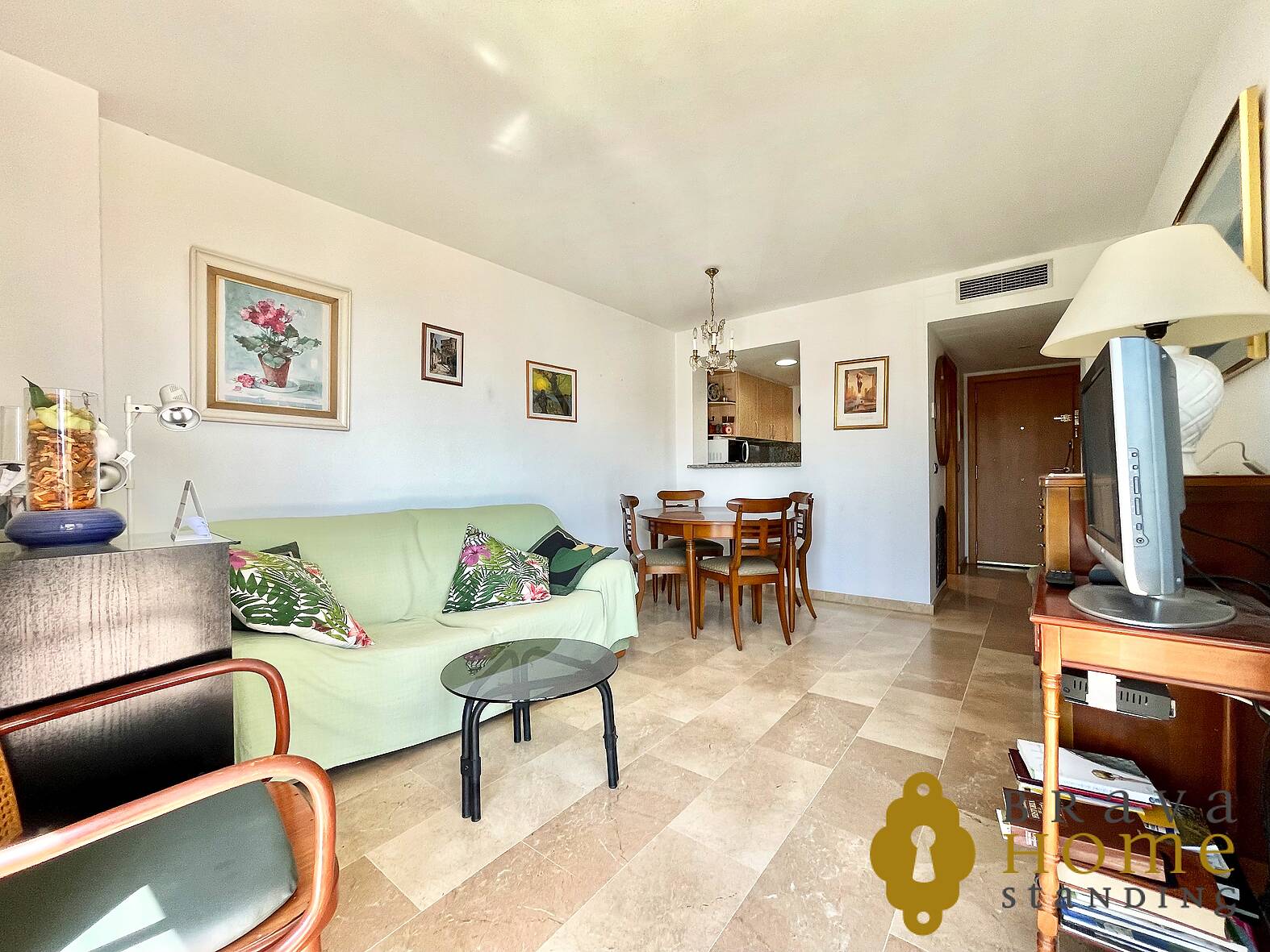 Magnificent apartment with sea view facing the promenade of Roses
