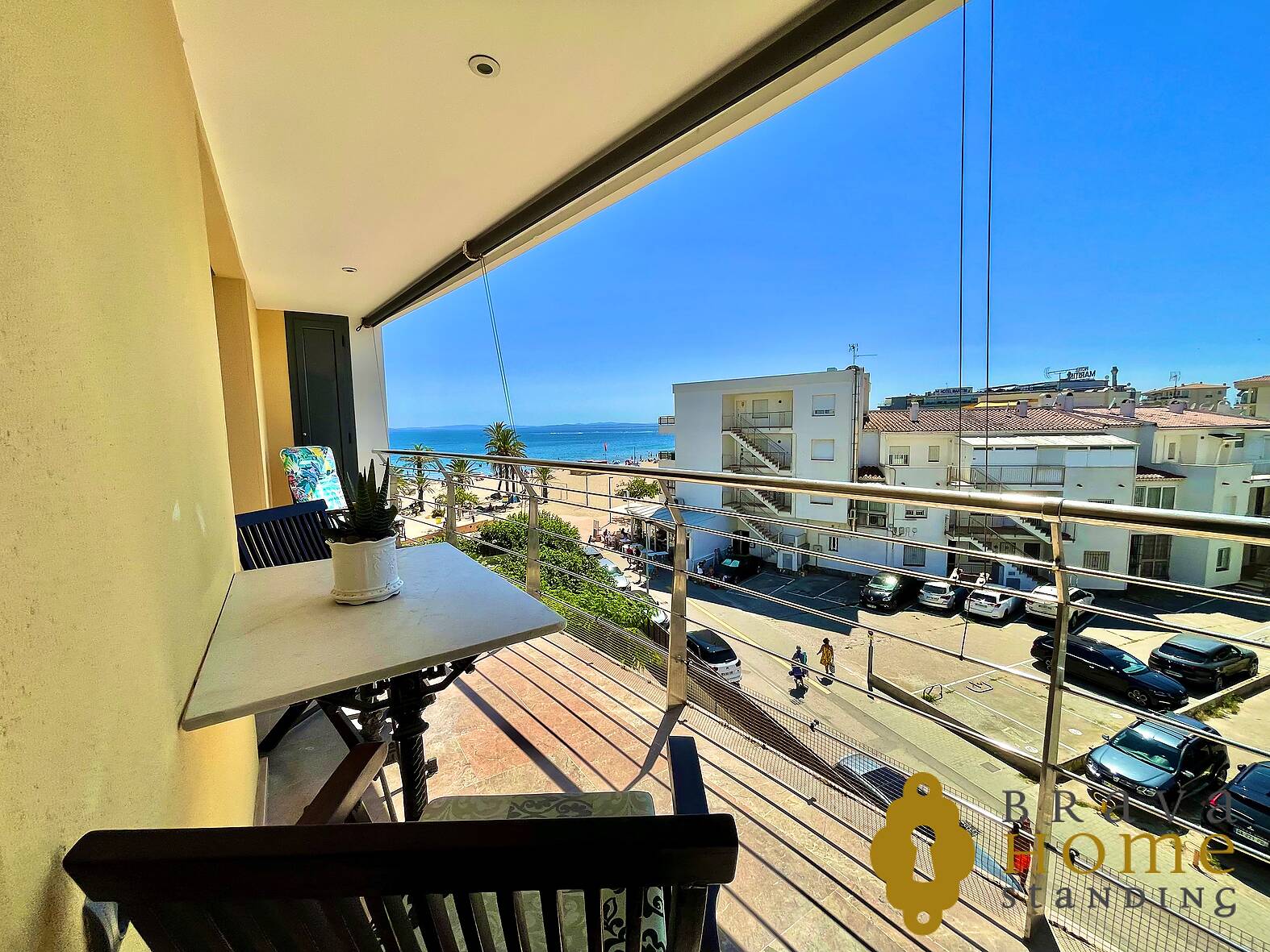 Magnificent apartment with sea view facing the promenade of Roses
